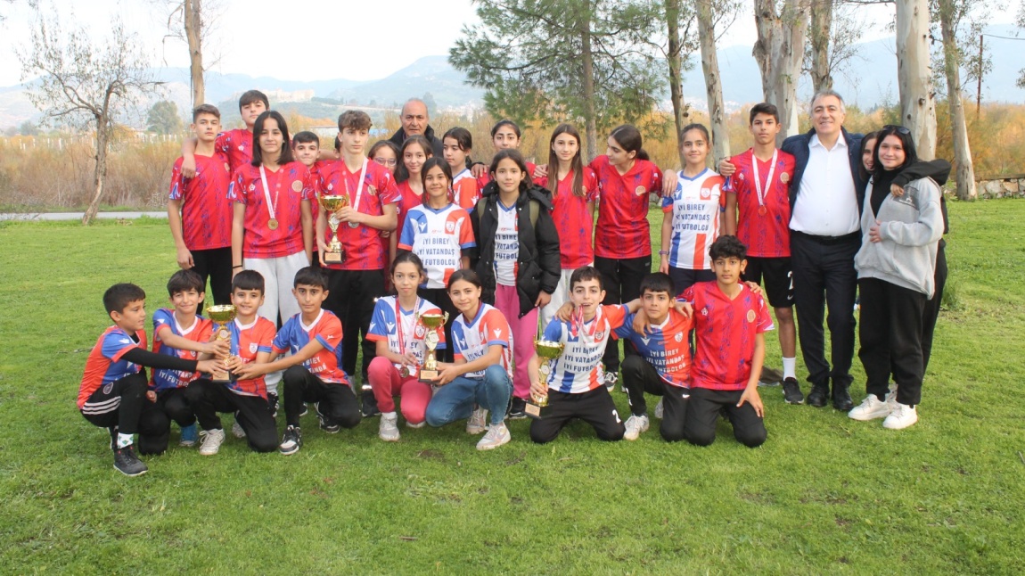 Atatürk Koşusu'nda Cumhuriyet Ortaokulu Öğrencileri Farkını Gösterdi